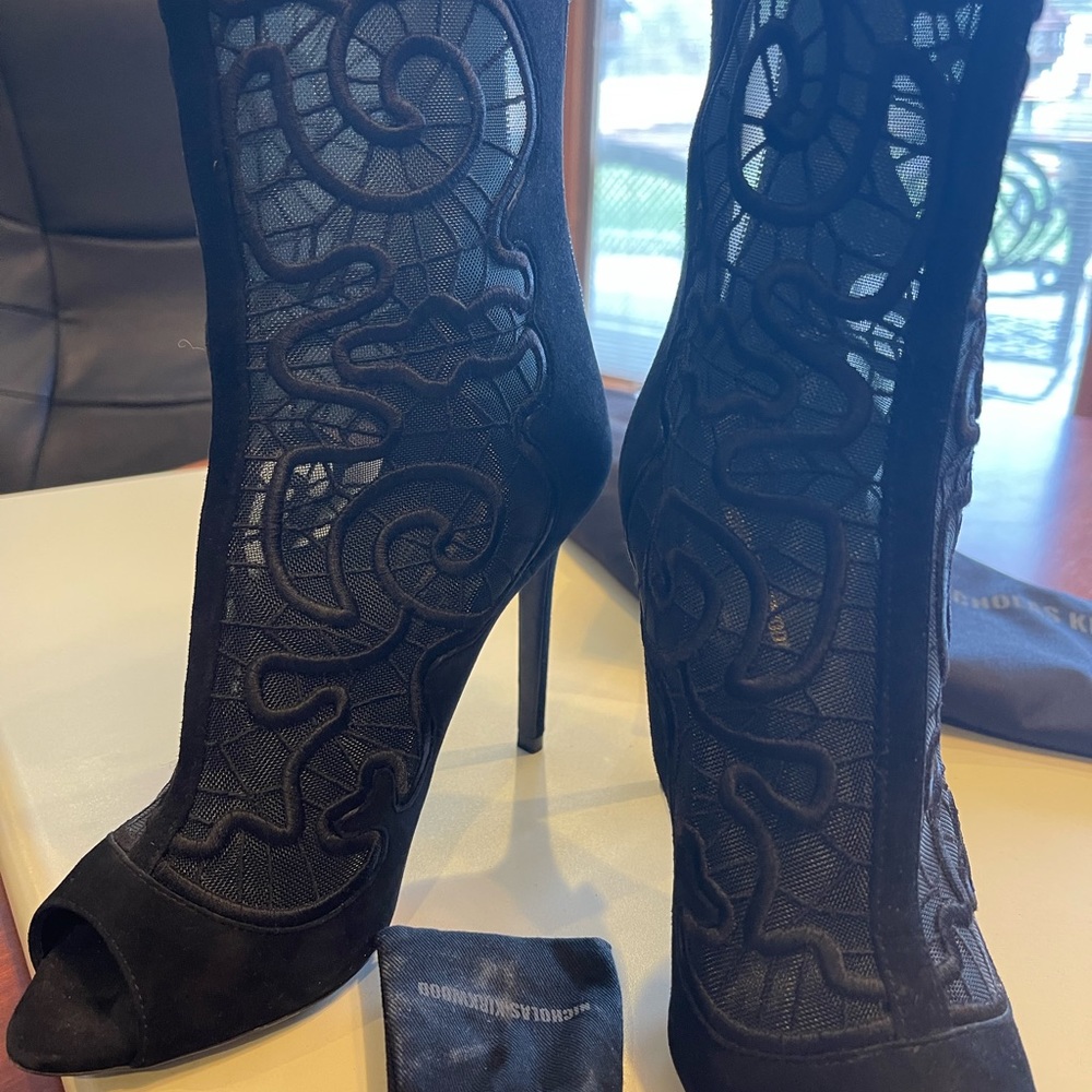 Nicholas Kirkwood size 38 lace and black suede peep toe booties